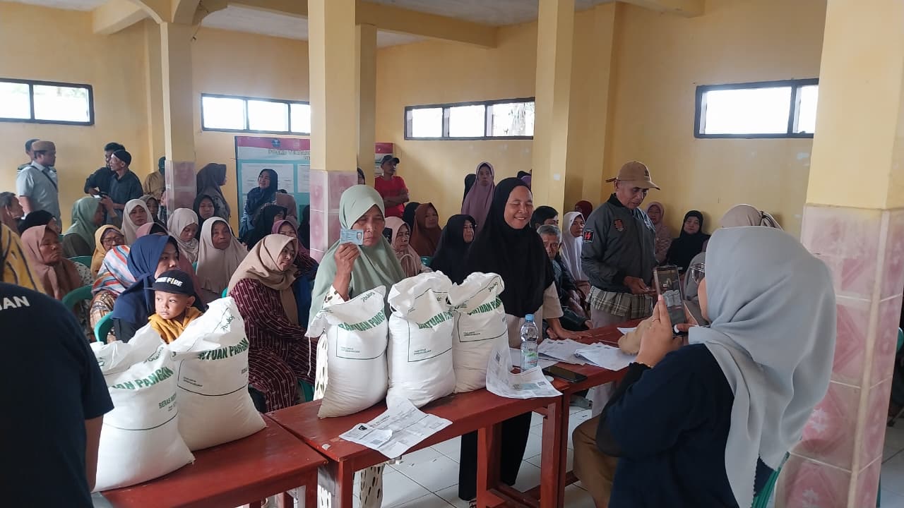 Penyaluran Bantuan Pangan Berupa Beras Kepada Masyarakat Desa Kujang