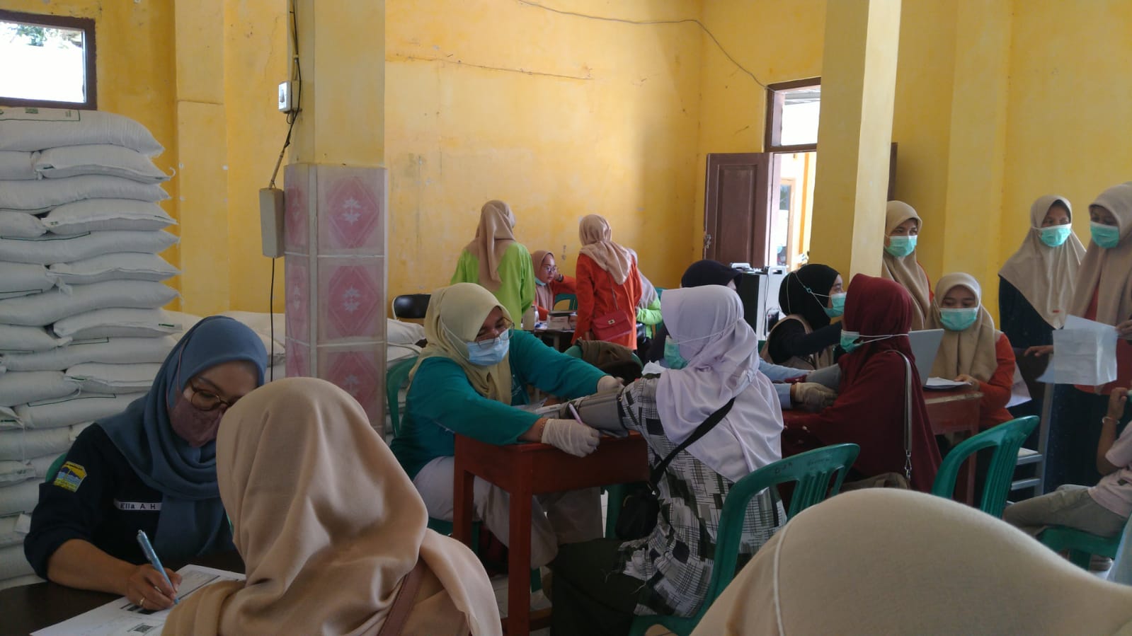 Masyarakat Desa Kujang Antusias Mengikuti Kegiatan Cek Kesehatan Gratis